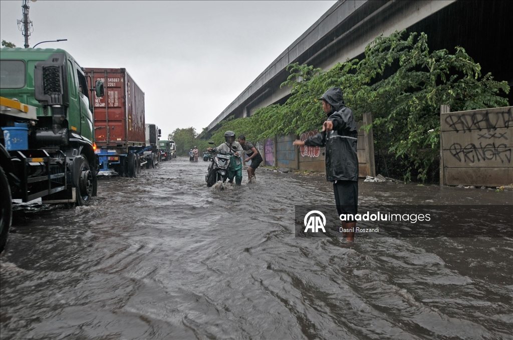 Из-за паводка в Джакарте затоплен ряд дорог