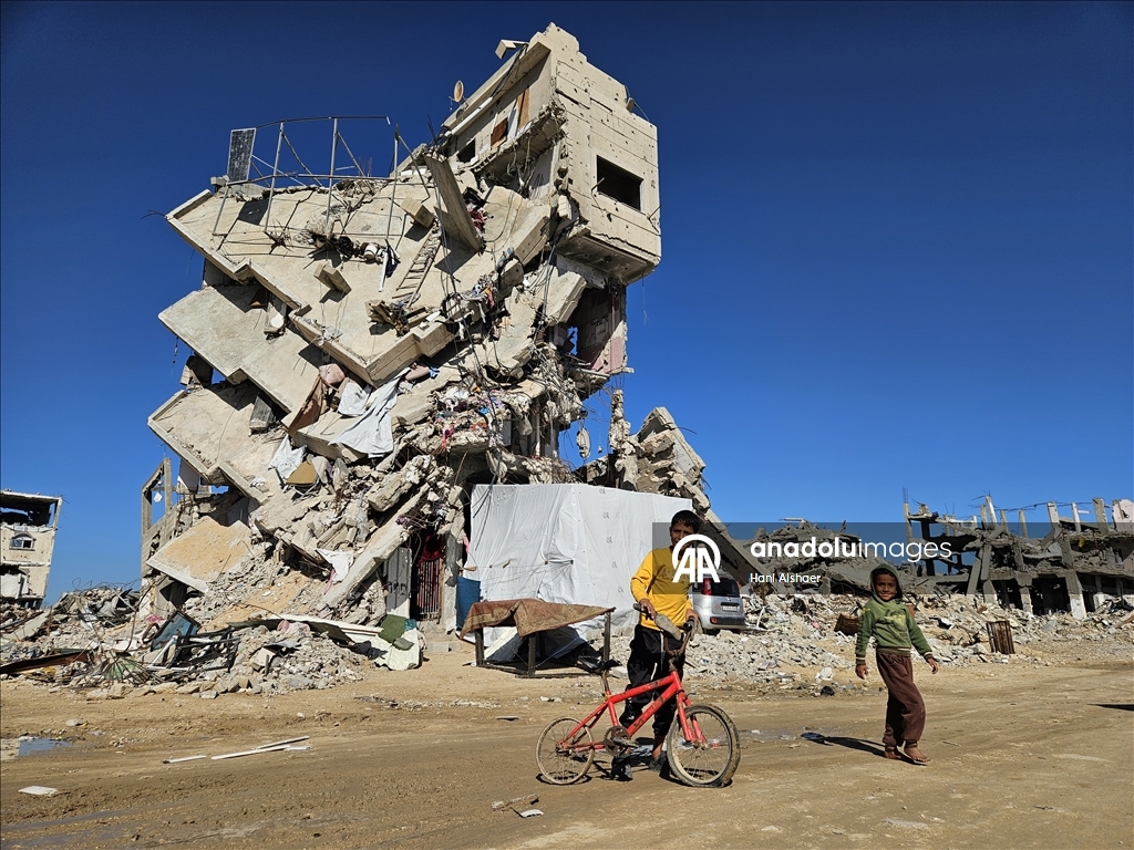 Жители Газы ютятся среди руин разрушенных зданий