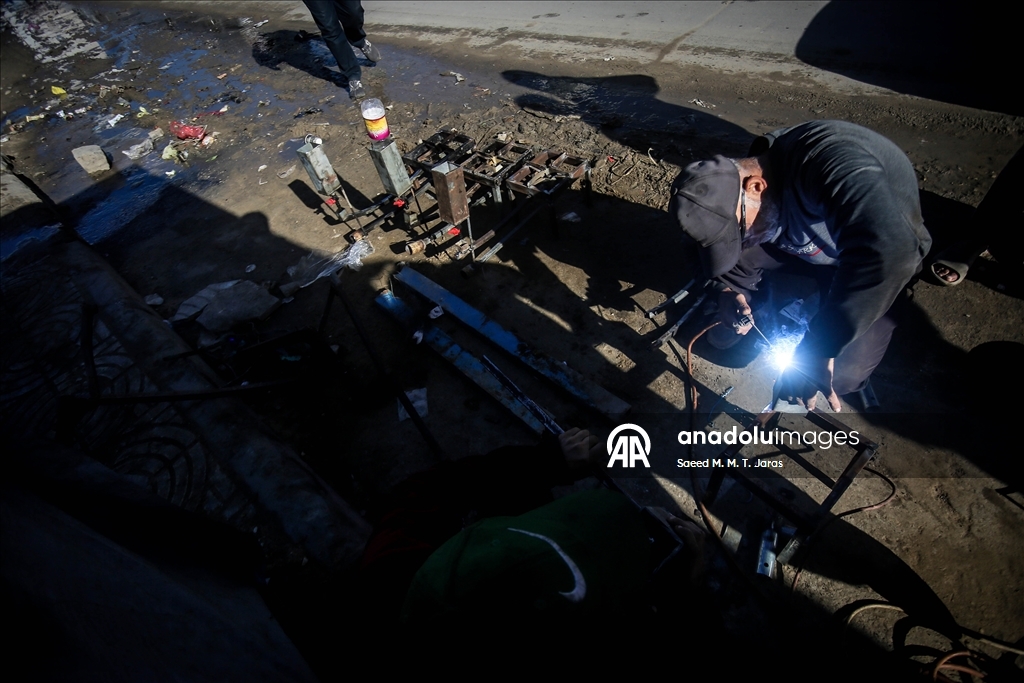 Житель сектора Газа изготавливает печи и плиты из собранного на руинах металла