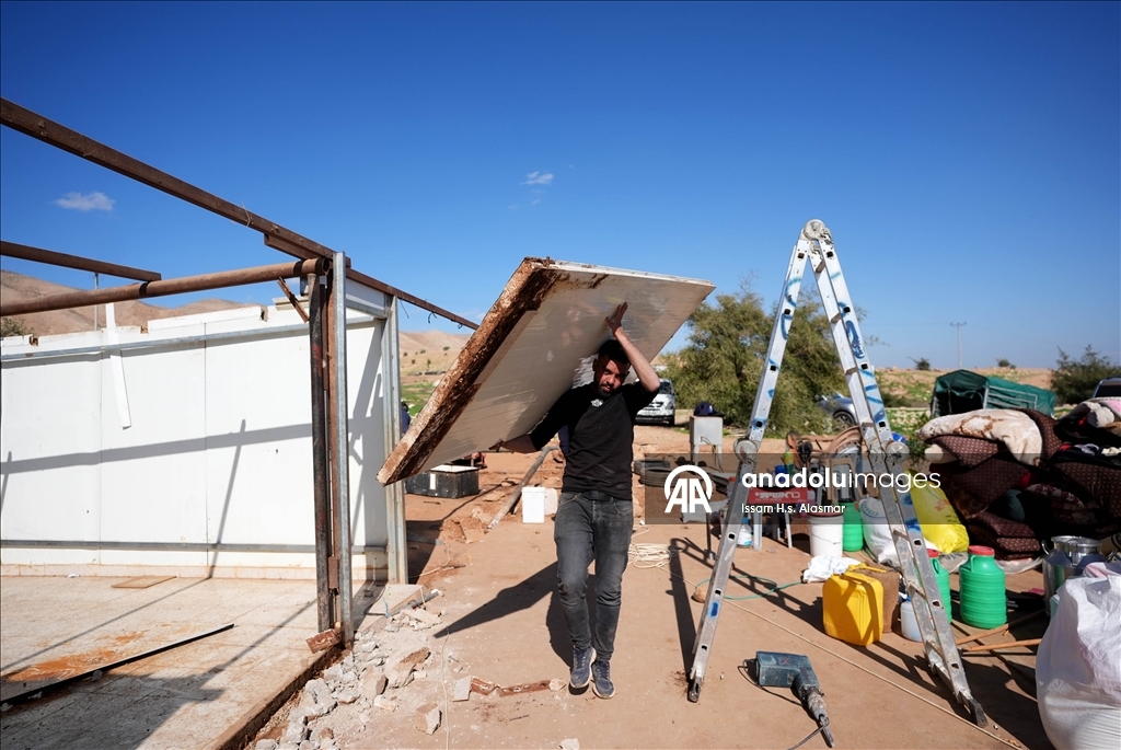 اعتداءات المستوطنين تهجر فلسطينيي "شلال العوجا" شرقي الضفة 