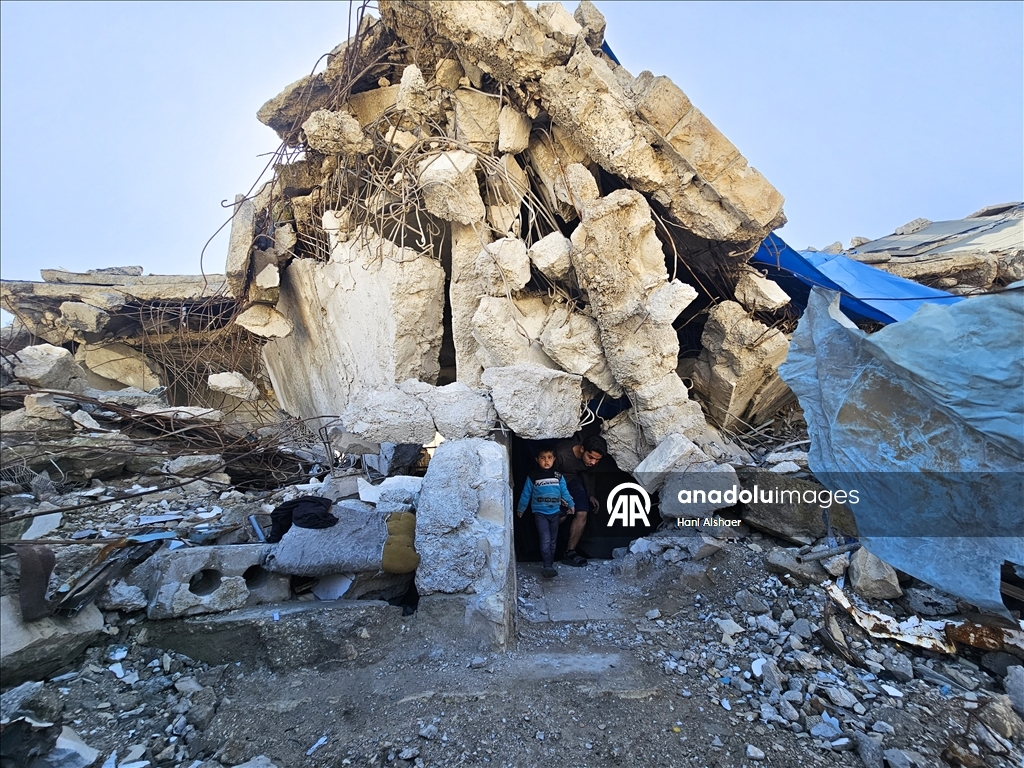 Жители Газы ютятся среди руин разрушенных зданий