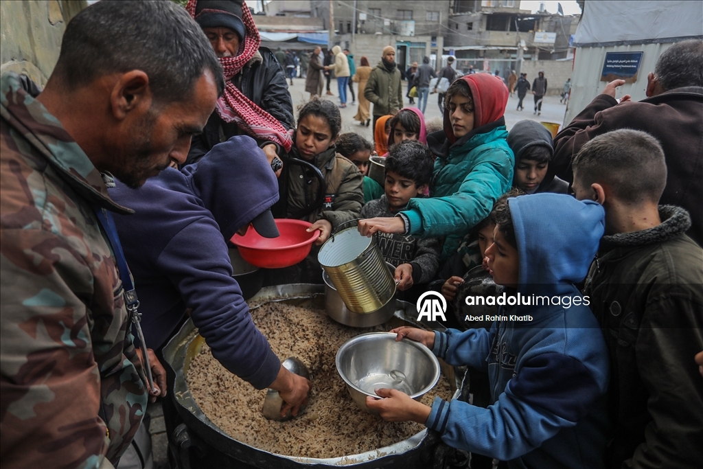 Gazze'de yerinden edilmiş Filistinlilere sıcak yemek dağıtımı yapıldı
