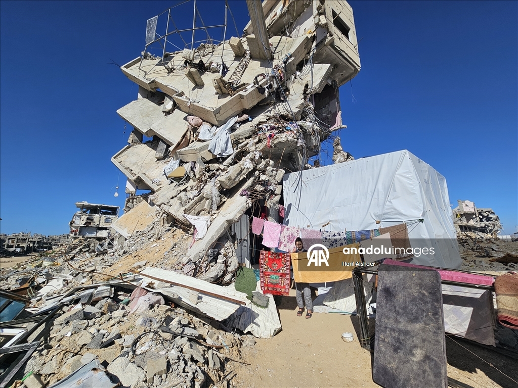 Жители Газы ютятся среди руин разрушенных зданий