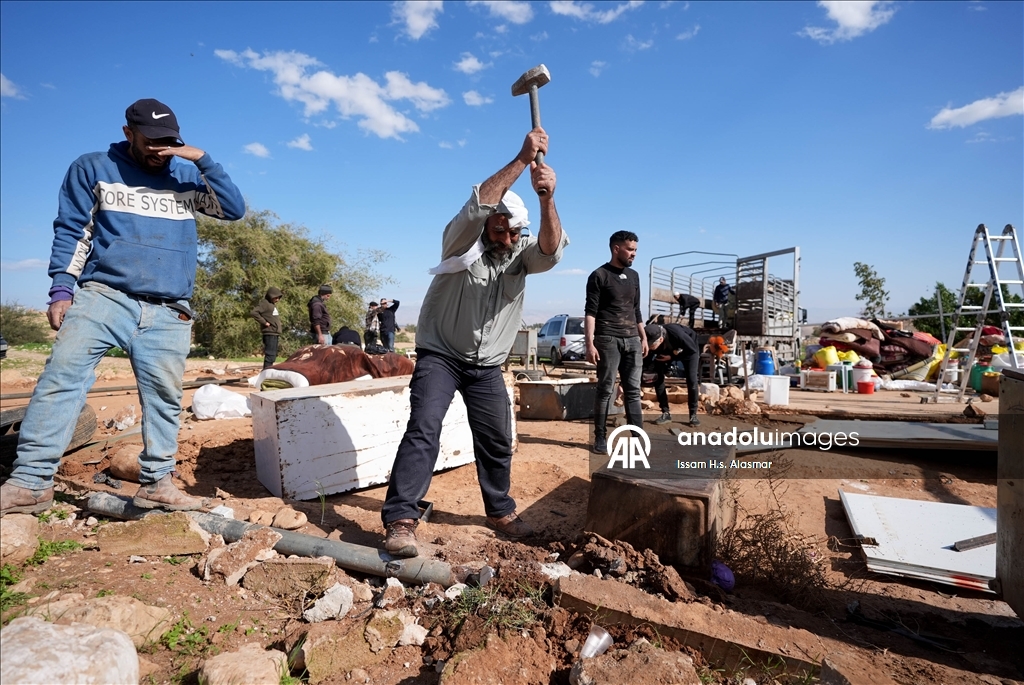 اعتداءات المستوطنين تهجر فلسطينيي "شلال العوجا" شرقي الضفة 