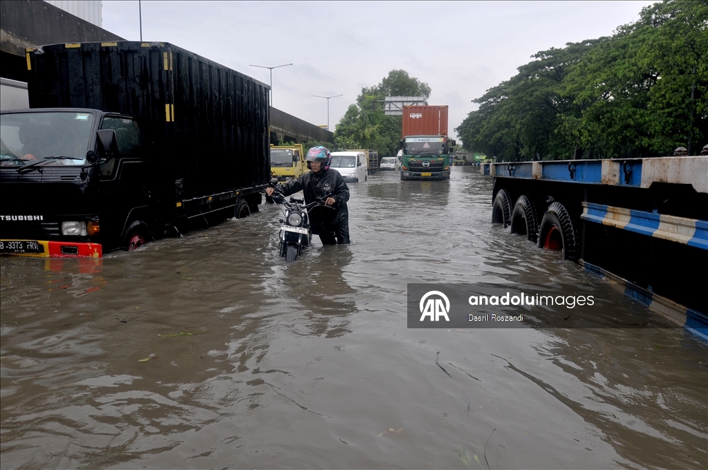 Из-за паводка в Джакарте затоплен ряд дорог