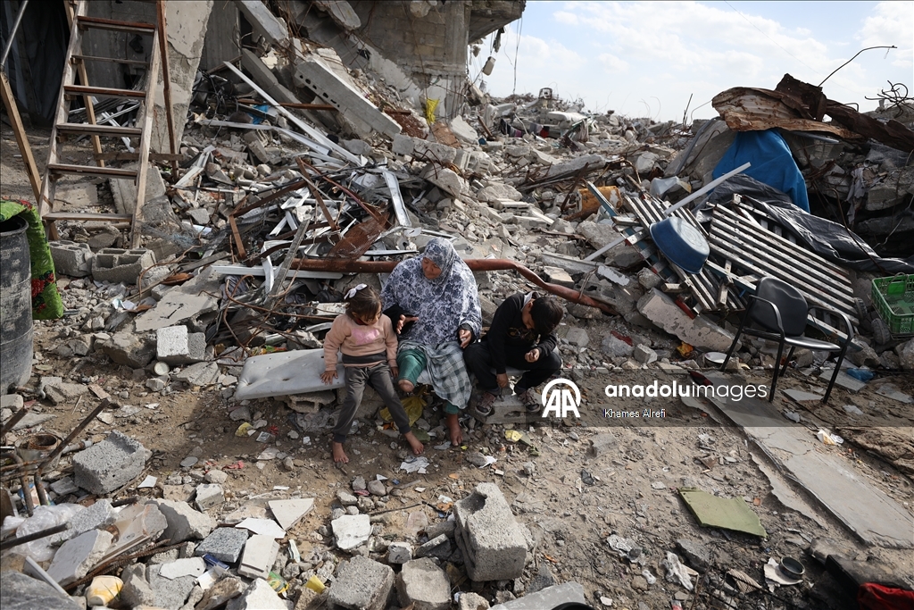 İsrail saldırılarında bir bacağını kaybeden Filistinli Nebile, tedavi olmayı bekliyor