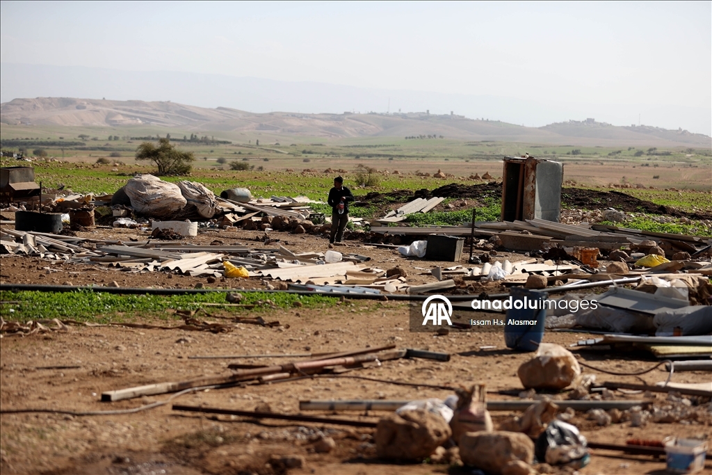 اعتداءات المستوطنين تهجر فلسطينيي "شلال العوجا" شرقي الضفة 