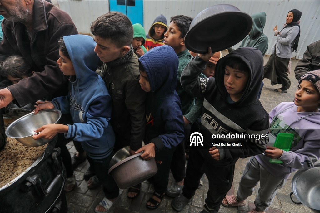 Gazze'de yerinden edilmiş Filistinlilere sıcak yemek dağıtımı yapıldı