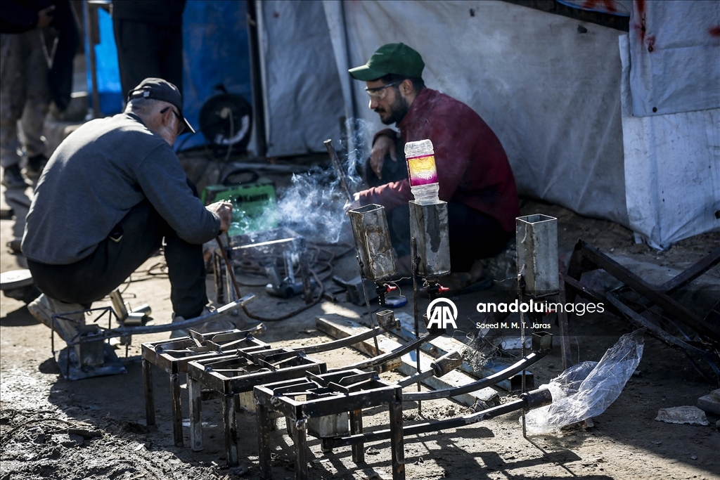 Житель сектора Газа изготавливает печи и плиты из собранного на руинах металла