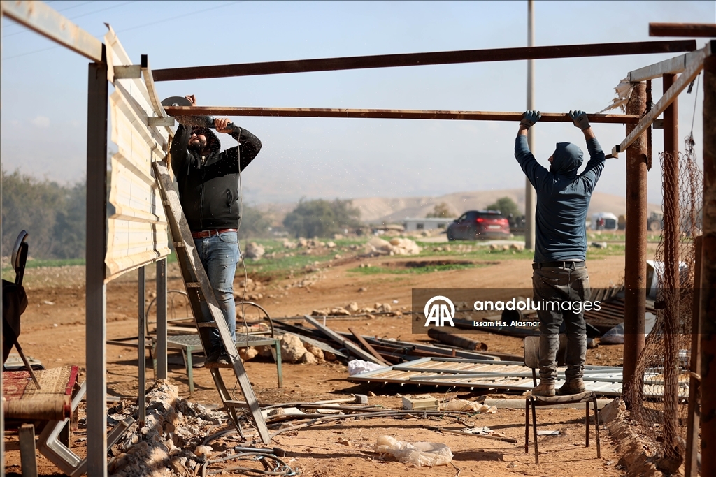 اعتداءات المستوطنين تهجر فلسطينيي "شلال العوجا" شرقي الضفة 
