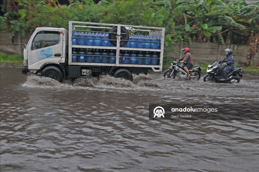 Из-за паводка в Джакарте затоплен ряд дорог