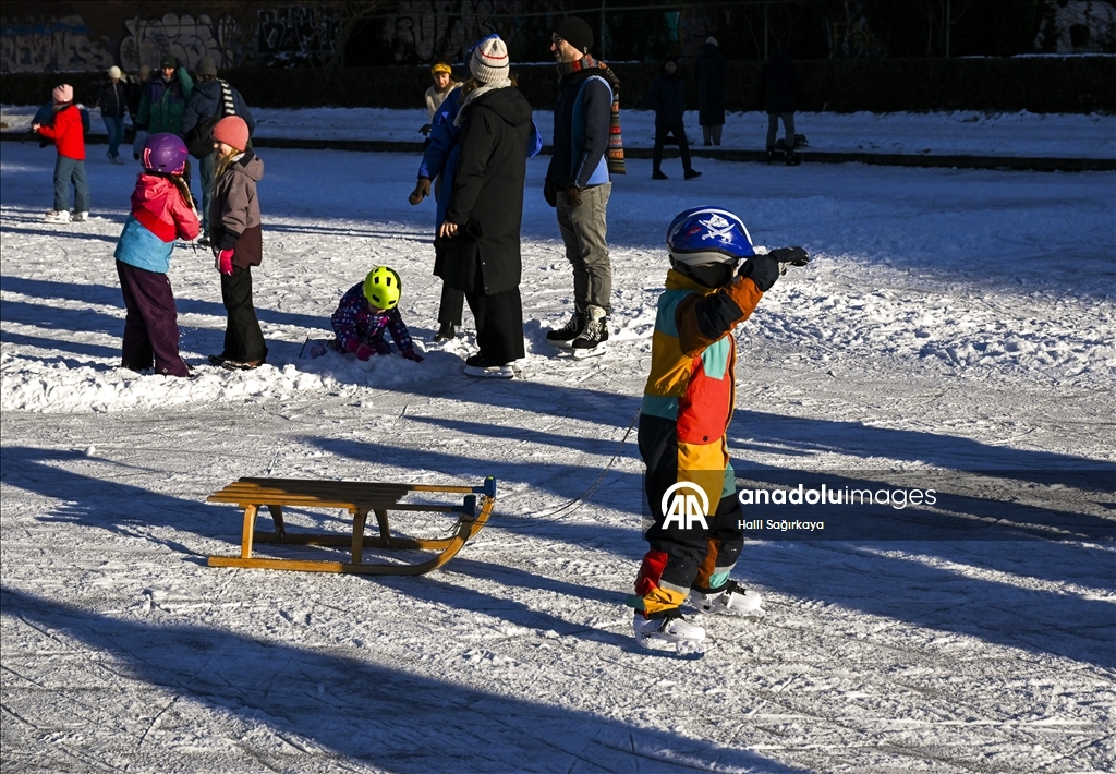 Берлинцы катаются на коньках по бассейну