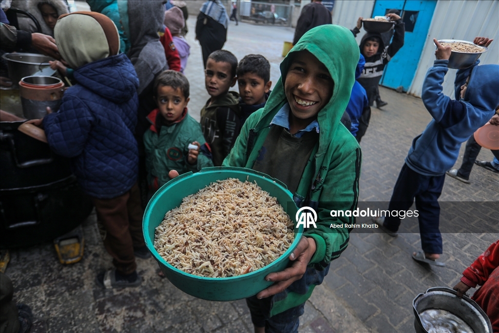 Gazze'de yerinden edilmiş Filistinlilere sıcak yemek dağıtımı yapıldı