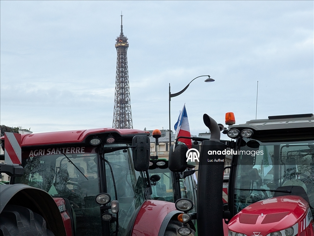 Фермеры на сотнях тракторов въехали в Париж