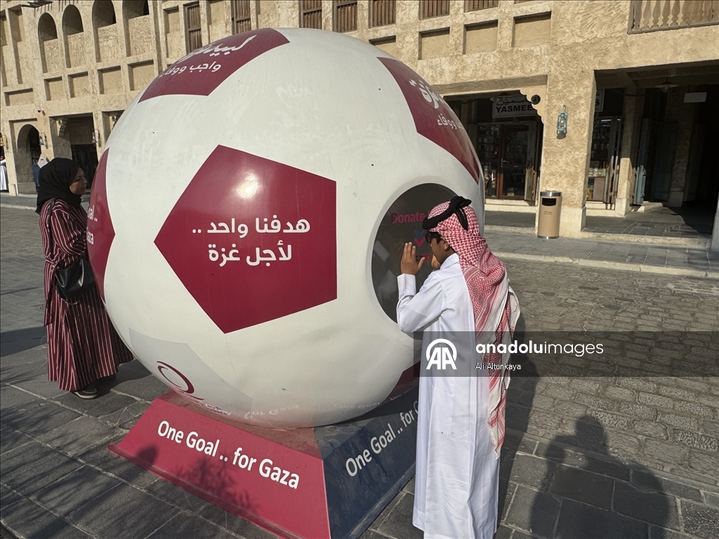 Kuti gjigante bamirësie në formë topi futbolli në Doha për Gazën