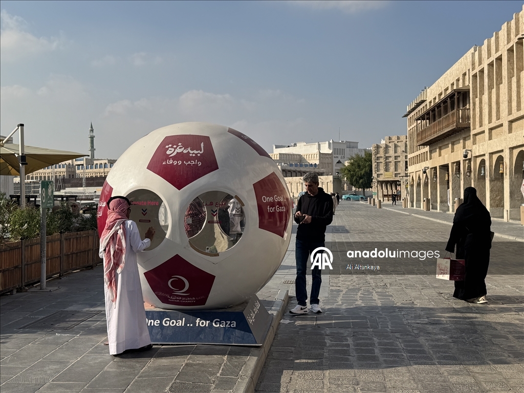 Kuti gjigante bamirësie në formë topi futbolli në Doha për Gazën