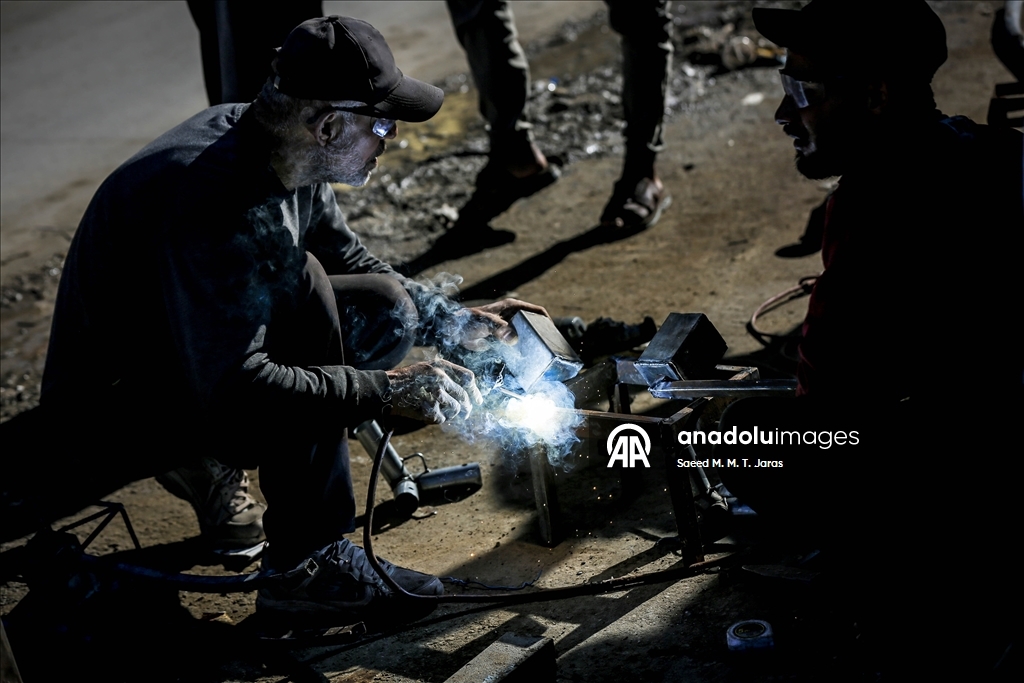 Житель сектора Газа изготавливает печи и плиты из собранного на руинах металла