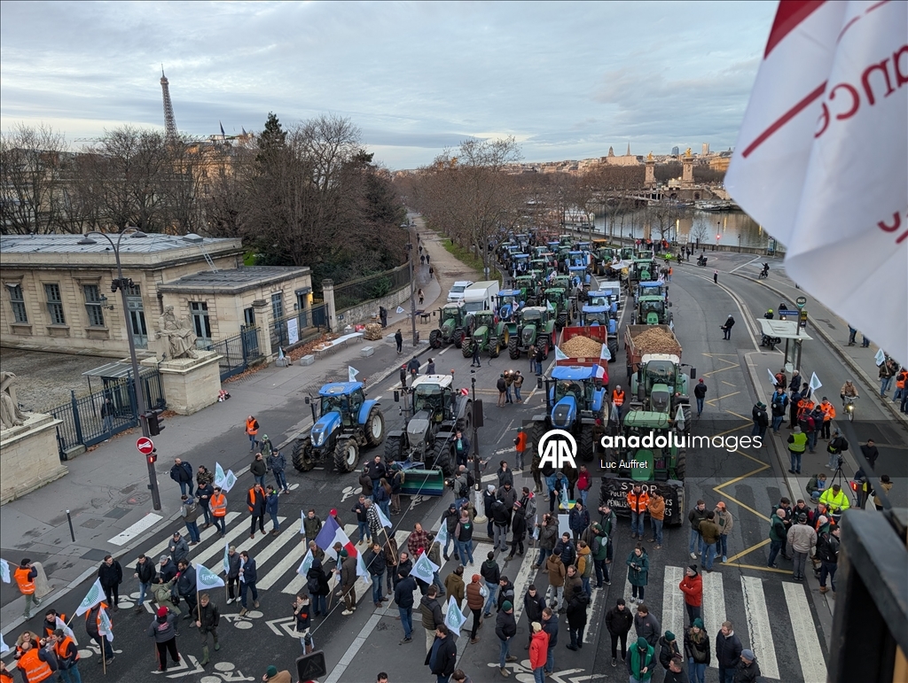 Фермеры на сотнях тракторов въехали в Париж