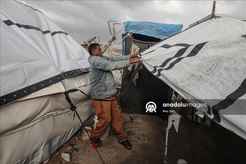 Непогода разрушила палатки палестинцев в Газе