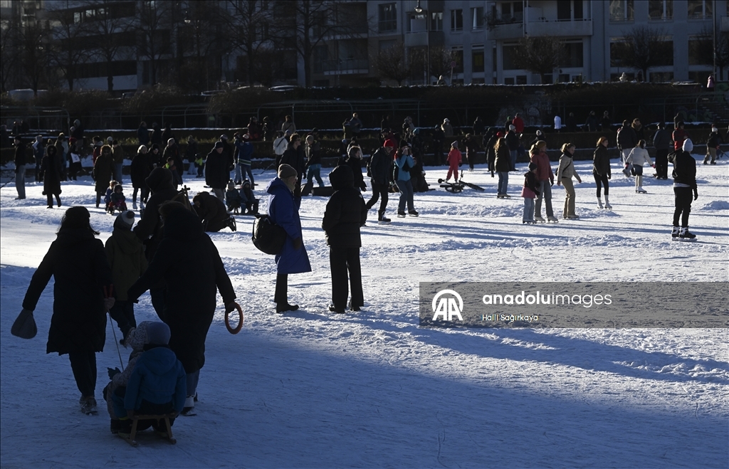 Берлинцы катаются на коньках по бассейну