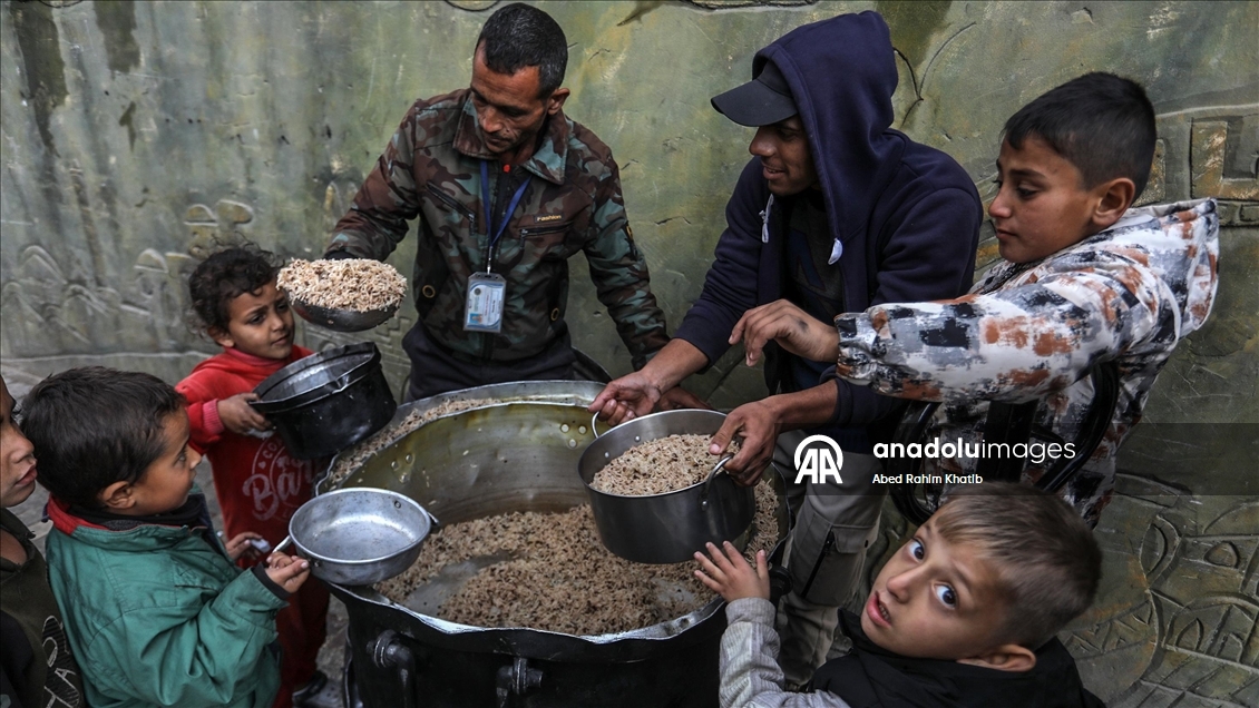 Gazze'de yerinden edilmiş Filistinlilere sıcak yemek dağıtımı yapıldı