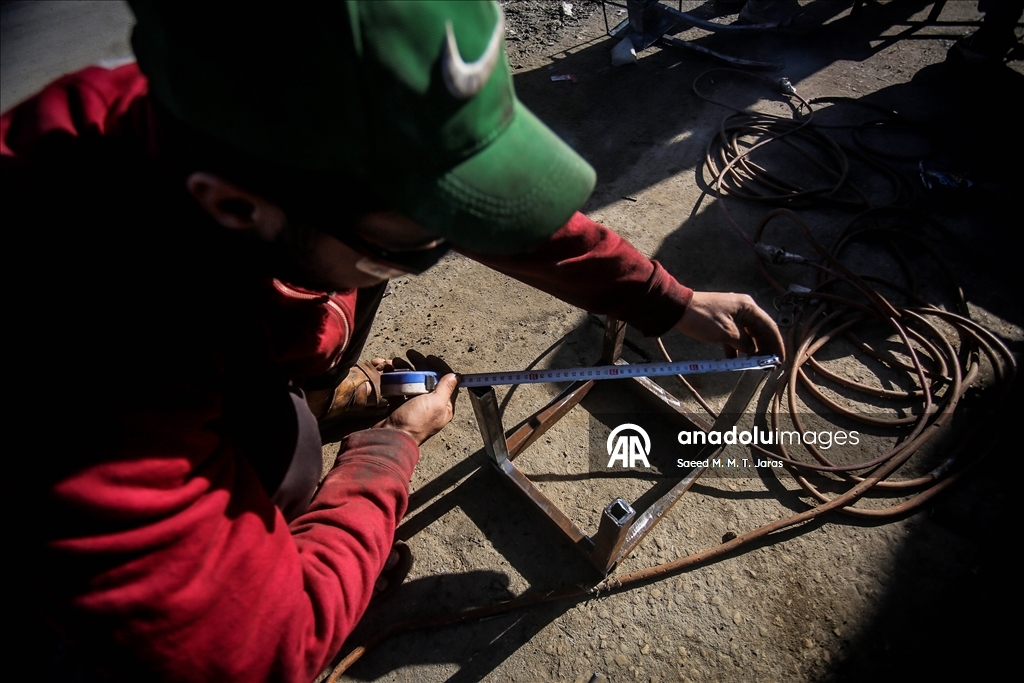 Житель сектора Газа изготавливает печи и плиты из собранного на руинах металла