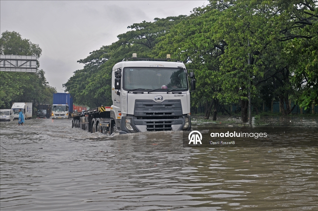 Из-за паводка в Джакарте затоплен ряд дорог
