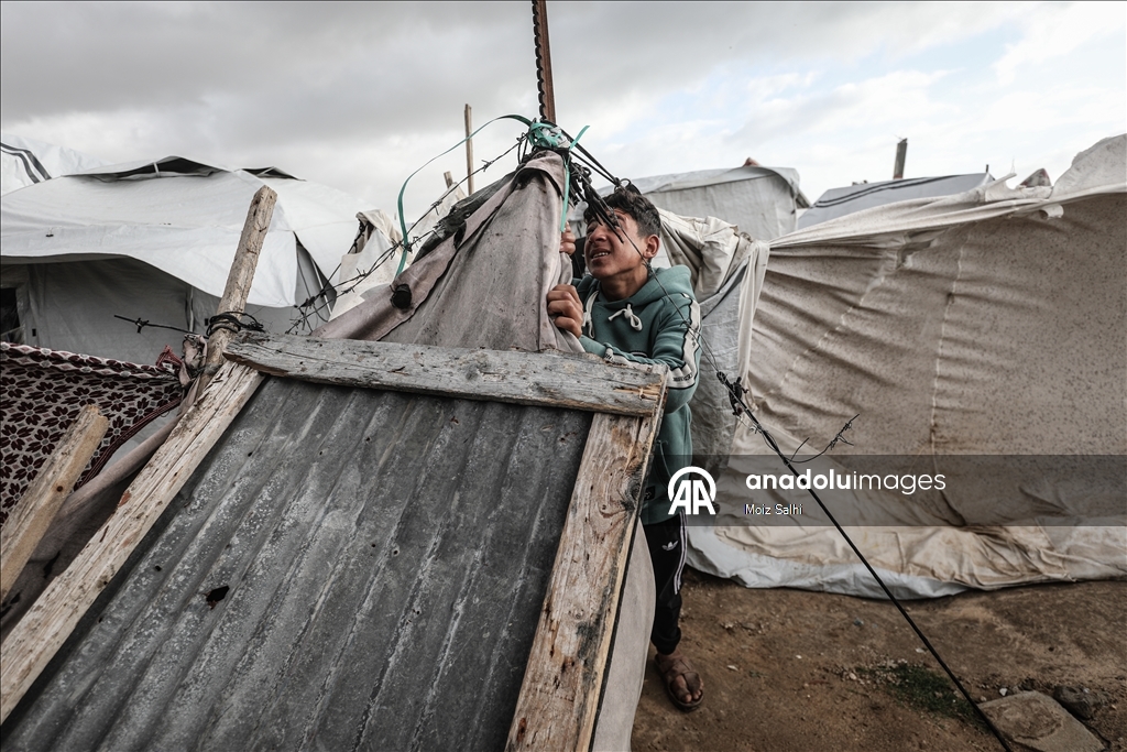 Непогода разрушила палатки палестинцев в Газе