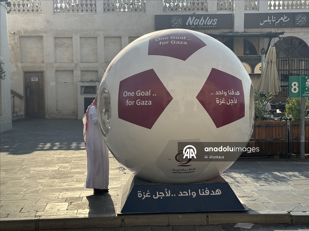 Kuti gjigante bamirësie në formë topi futbolli në Doha për Gazën