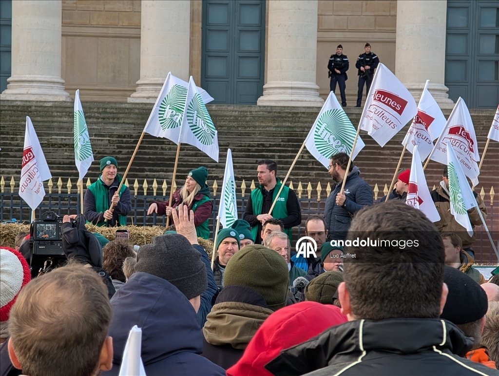 Фермеры на сотнях тракторов въехали в Париж
