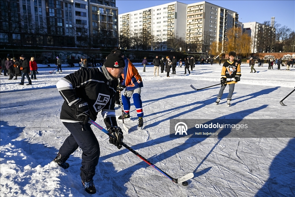 Берлинцы катаются на коньках по бассейну