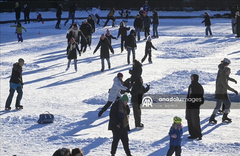Берлинцы катаются на коньках по бассейну
