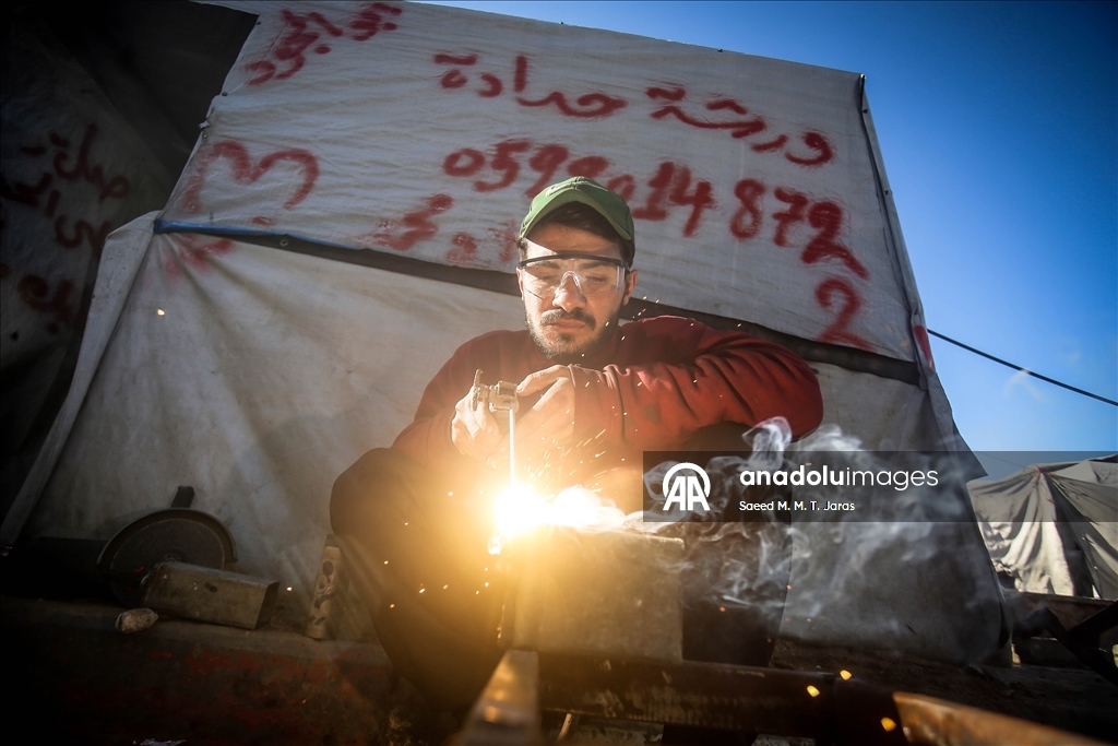 Житель сектора Газа изготавливает печи и плиты из собранного на руинах металла