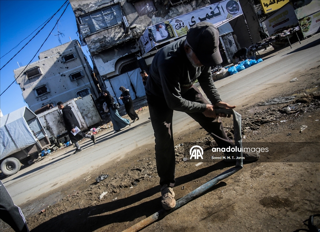 Житель сектора Газа изготавливает печи и плиты из собранного на руинах металла