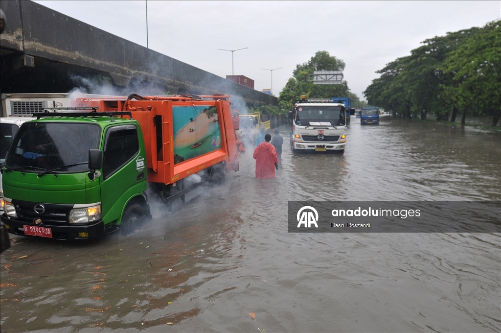 Из-за паводка в Джакарте затоплен ряд дорог