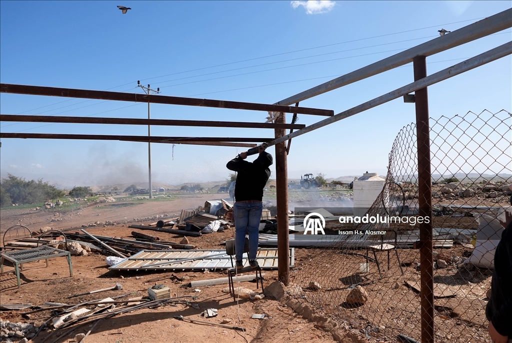 اعتداءات المستوطنين تهجر فلسطينيي "شلال العوجا" شرقي الضفة 