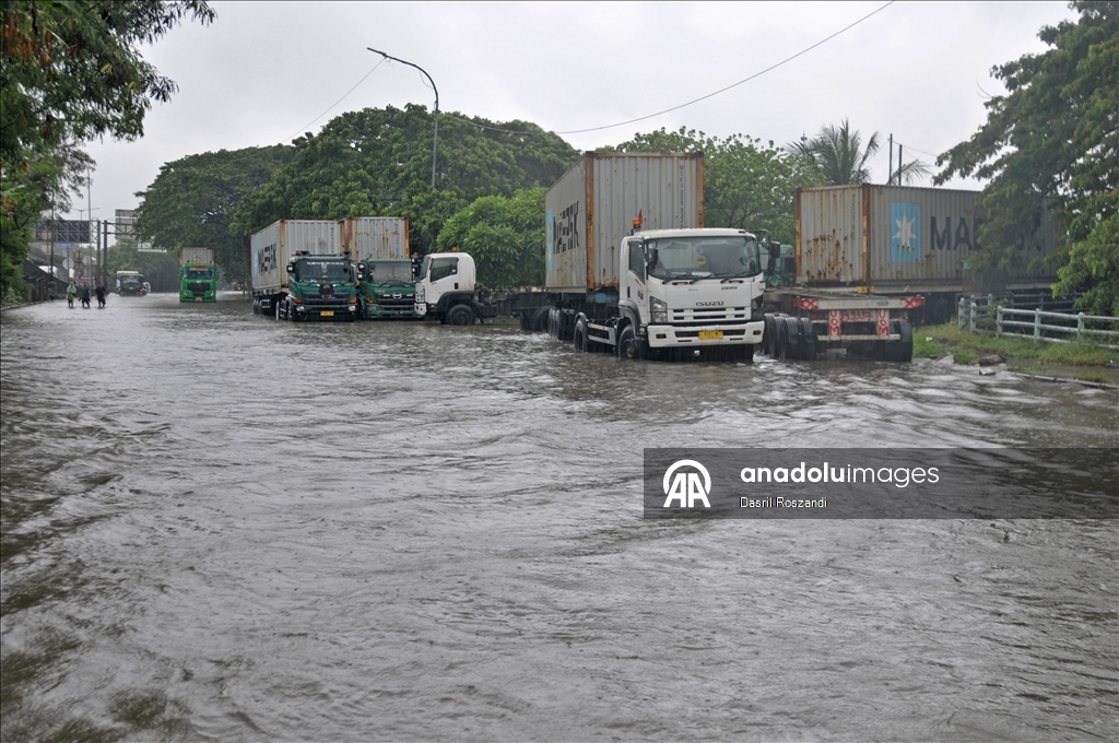 Из-за паводка в Джакарте затоплен ряд дорог