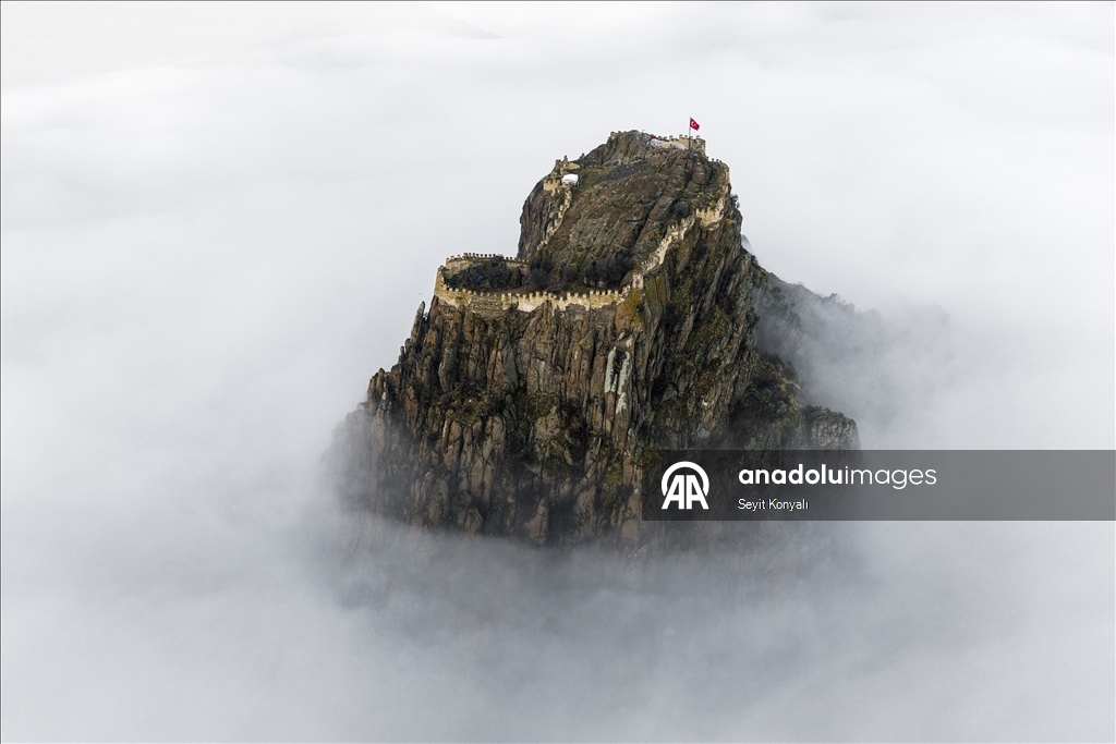 Afyonkarahisar Kalesi, sisin arasında yükseldi