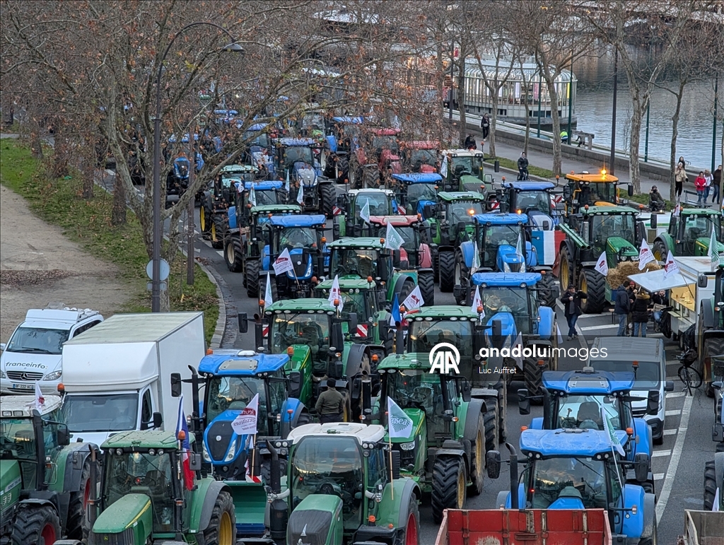 Фермеры на сотнях тракторов въехали в Париж