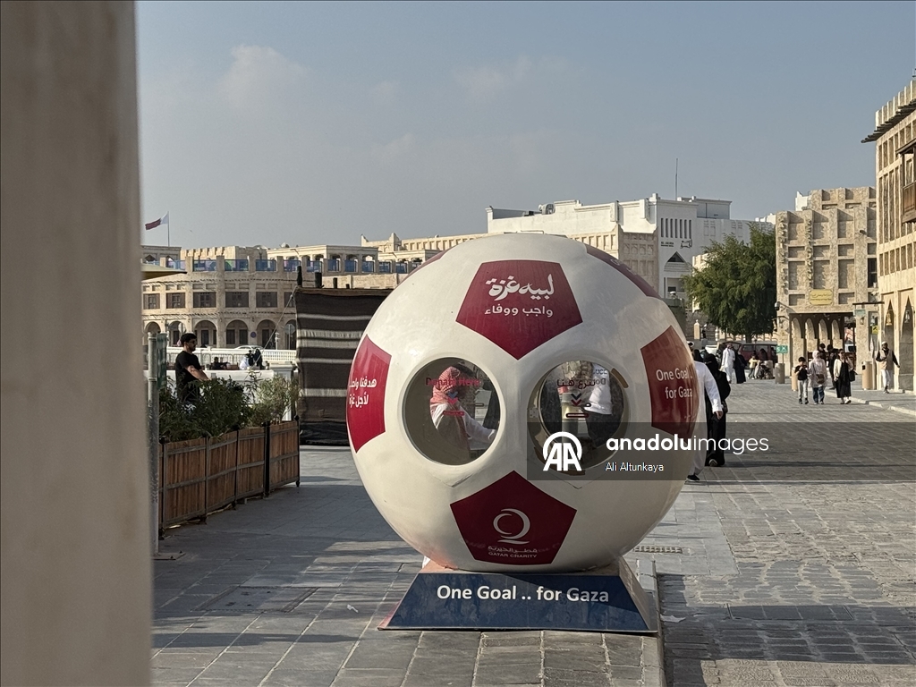Kuti gjigante bamirësie në formë topi futbolli në Doha për Gazën