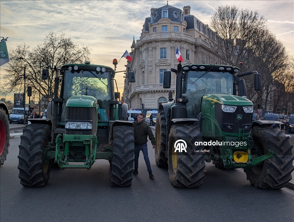 Фермеры на сотнях тракторов въехали в Париж