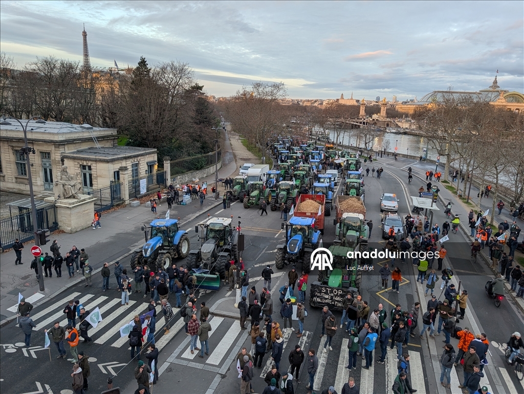 Фермеры на сотнях тракторов въехали в Париж