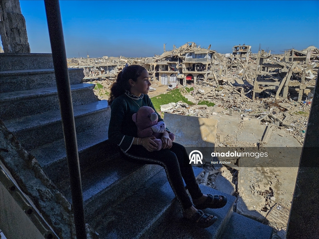 Жители Газы ютятся среди руин разрушенных зданий