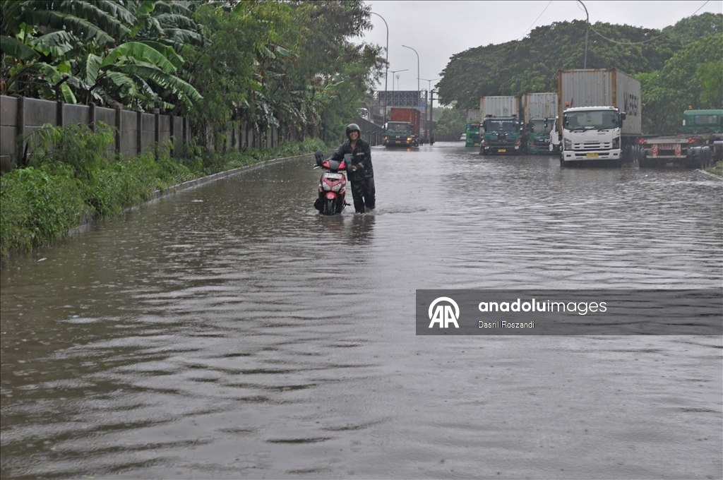 Из-за паводка в Джакарте затоплен ряд дорог