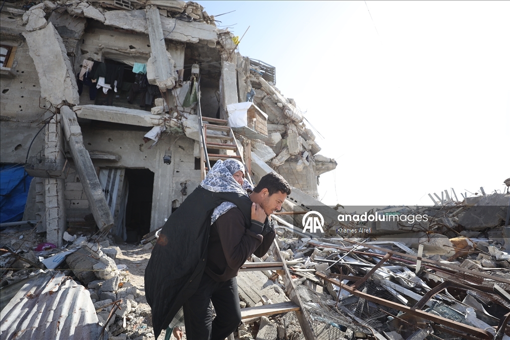 İsrail saldırılarında bir bacağını kaybeden Filistinli Nebile, tedavi olmayı bekliyor