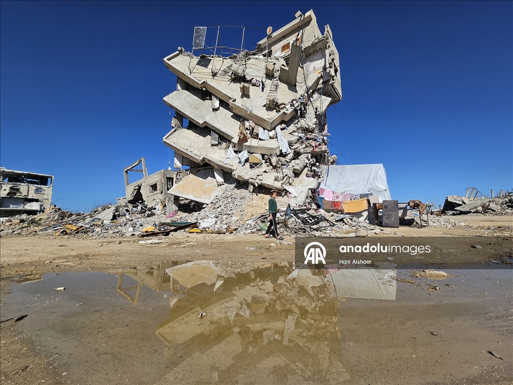 Жители Газы ютятся среди руин разрушенных зданий