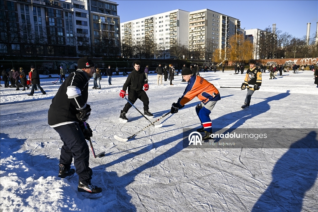 Берлинцы катаются на коньках по бассейну