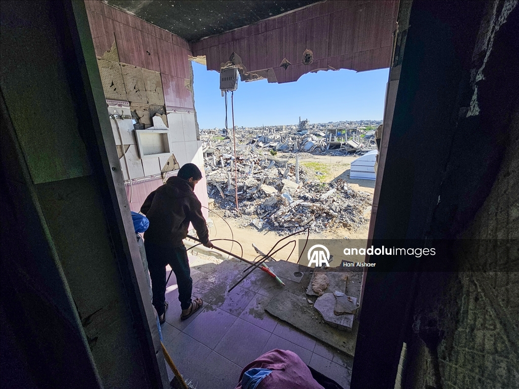 Жители Газы ютятся среди руин разрушенных зданий