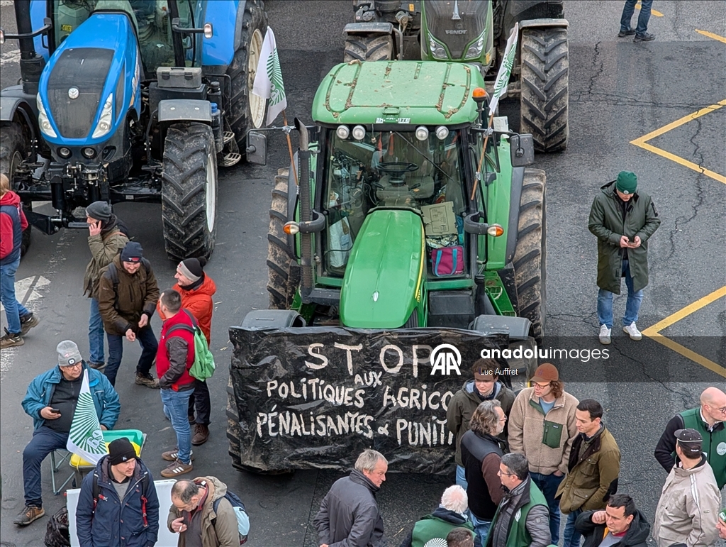 Фермеры на сотнях тракторов въехали в Париж