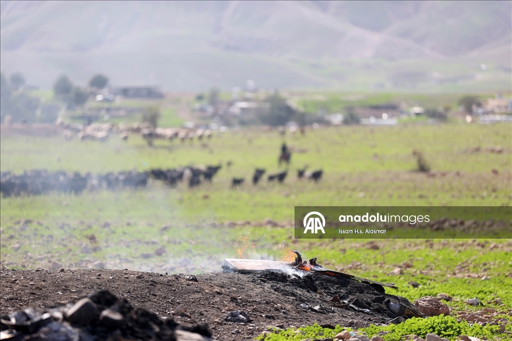 اعتداءات المستوطنين تهجر فلسطينيي "شلال العوجا" شرقي الضفة 